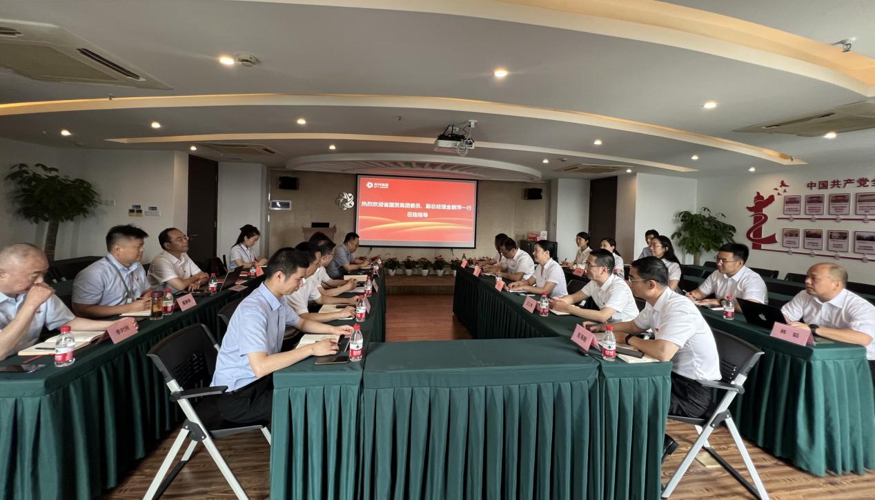 省國貿(mào)集團黨委委員、副總經(jīng)理金朝萍來英特生物宣講主題教育專題黨課